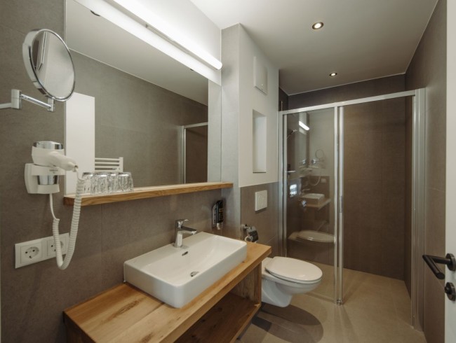 Badezimmer mit Dusche, WC und Handtuchw&auml;rmer