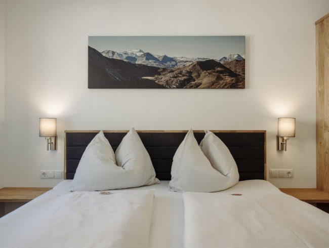 Schlafzimmer mit Doppelbett