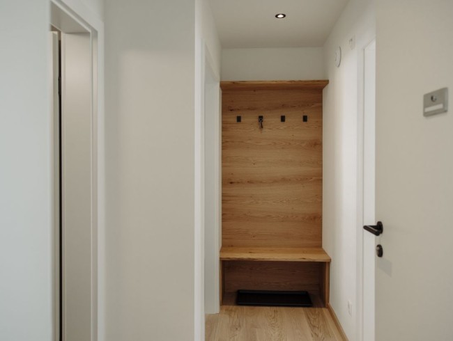 Ger&auml;umiger Vorraum mit Garderobe