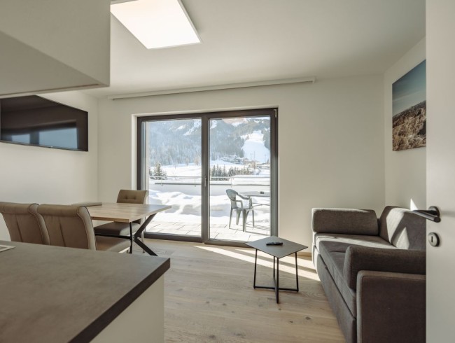 Wohnzimmer mit Ausblick auf die Terrasse
