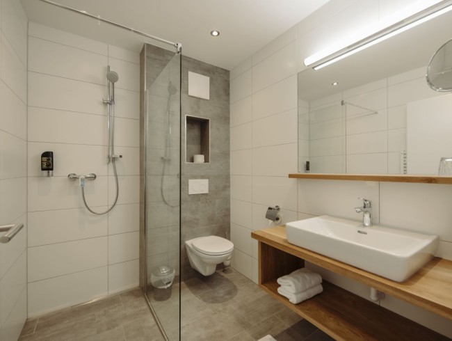 Badezimmer mit Dusche, WC, Waschbecken und Handtuchw&auml;rmer