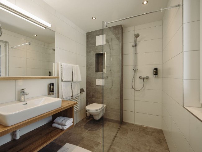 Badezimmer mit Dusche, WC, Waschbecken und Handtuchw&auml;rmer