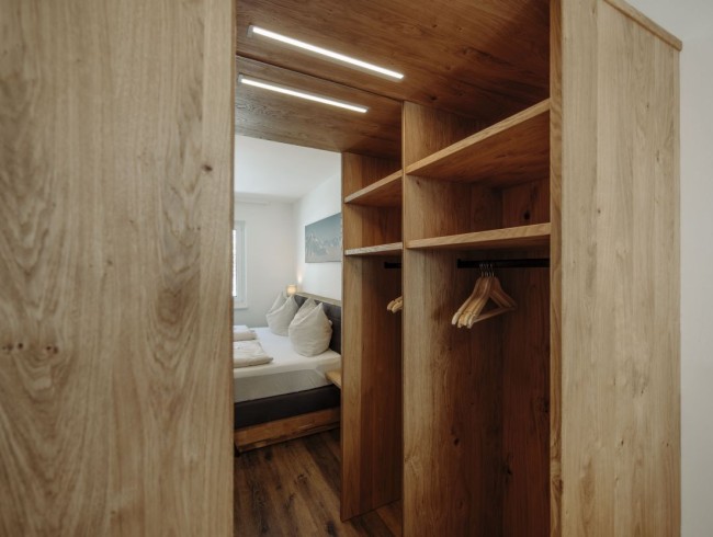 Begehbarer Schrank im Schlafzimmer
