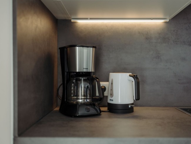 Moderne K&uuml;che mit Kaffeemaschine und Wasserkocher