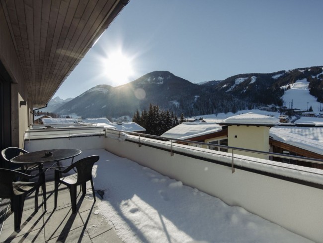 Terrasse mit Ausblick auf die Hermann Maier Weltcupstrecke in Flachau