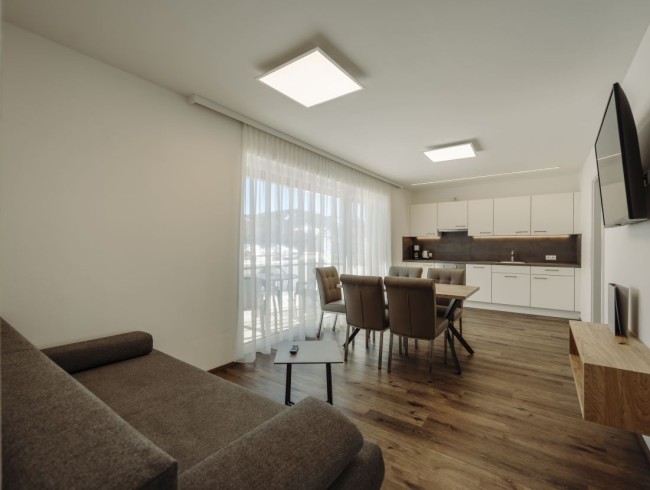 Gro&szlig;e Wohnk&uuml;che mit Esstisch, Flat-TV und Terrasse