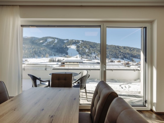 Wohnzimmer mit Terrasse und Pistenblick